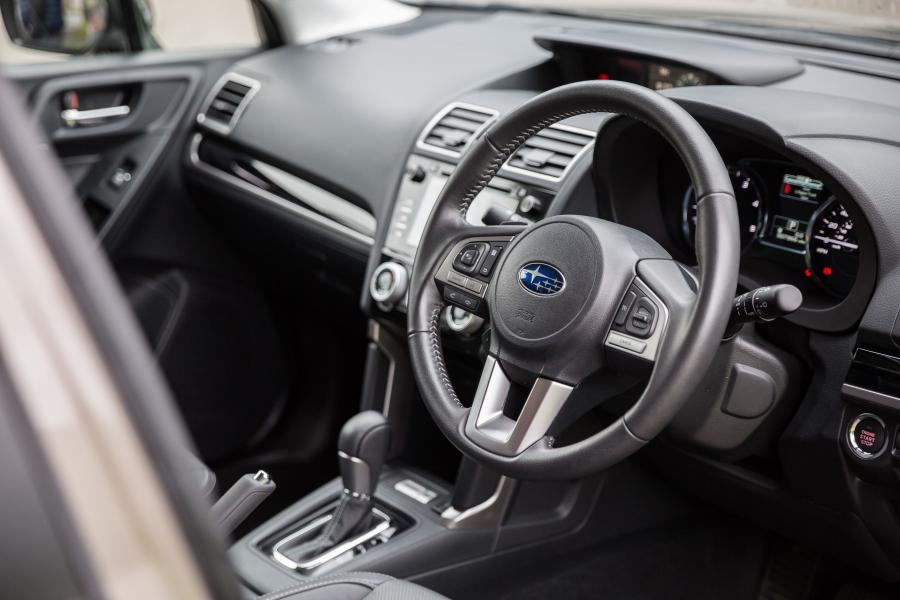 Интерьер Subaru Forester 2.0D XC 2016 года  (UK) (фото 11 из 26)